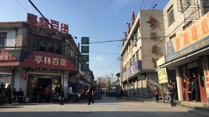 电影《乘风破浪》美术设计加工后的小镇街道 电影《乘风破浪》美术设计加工后的小镇街道