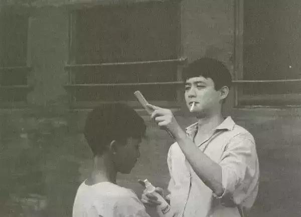 年轻时的叶锦添亲自给小演员上发胶造型 年轻时的叶锦添亲自给小演员上发胶造型